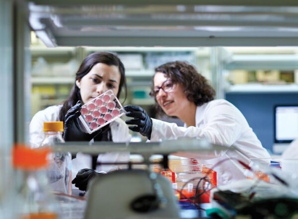 Carolina B. López, PhD (right), a professor of molecular microbiology and BJC Investigator, and graduate student Lavinia Gonzalez Aparicio talk about ongoing research in the lab.